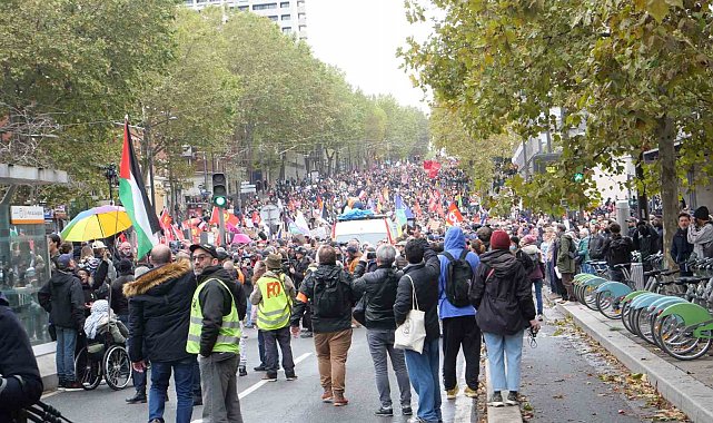 Paris'te 110 bin kişiden barışçıl yürüyüş
