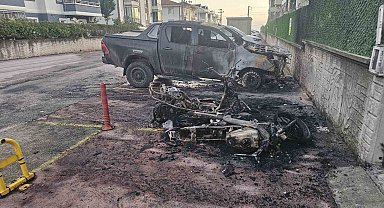 Park halindeki 2 motosiklet ve cip alevlere teslim oldu: Araçlar hurdaya döndü