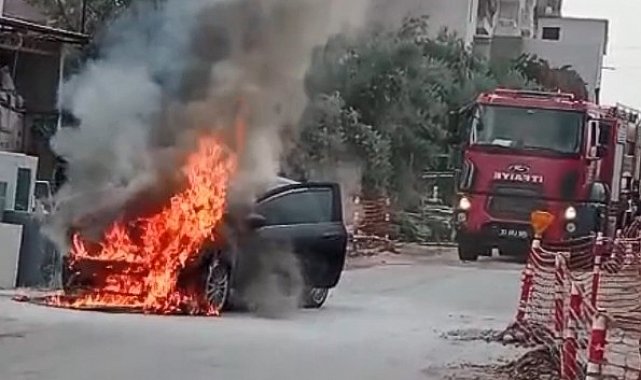 Park halindeki otomobil alev alev yandı