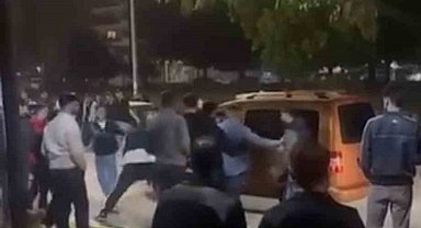 Parkta gençlerin kavgası kameraya yansıdı