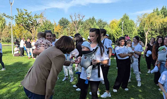 Parktan çıkarılan anneleri Ayşe Ünlüce ağırladı