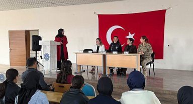 Patnos'ta "Kariyer günleri" etkinliği: Gençlerin geleceğine ışık tutuldu