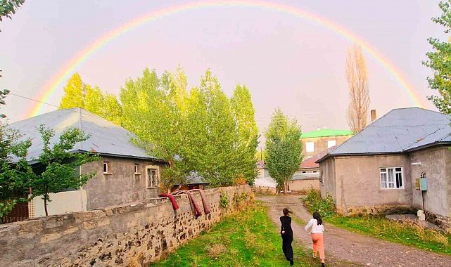 Patnos'ta yağmur sonrası muhteşem görüntü: Gökkuşağı hayran bıraktı