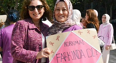 Pembe kurdeleli farkındalık yürüyüşü
