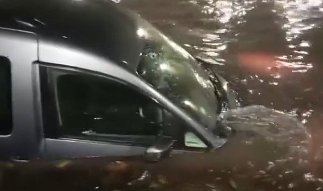 Pendik'te alt geçidi su bastı, sürücü ve kızı mahsur kaldı