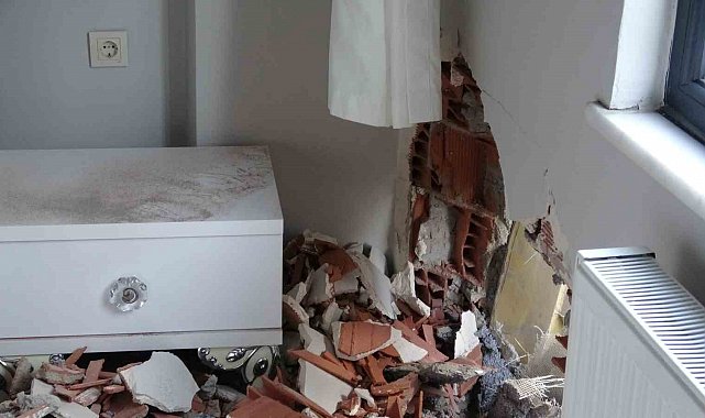 Pendik'te hafriyat kamyonu binaya çarptı: 1 yaralı