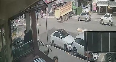 Pendik'te hafriyat kamyonunun eczaneye daldığı anlar kamerada