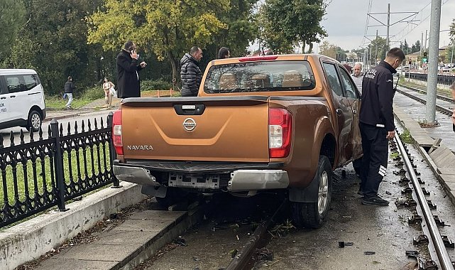 Pikap tramvay yoluna girdi