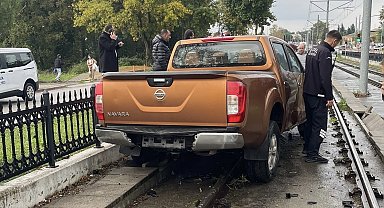 Pikap tramvay yoluna girdi