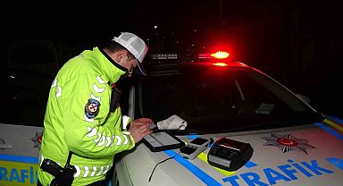 Polisin "Dur" ihtarına uymadı, kaçarken bir motorsiklete çarptı, yakalandığında 0,83 promil alkollü çıktı, 265 bin lira ceza yedi
