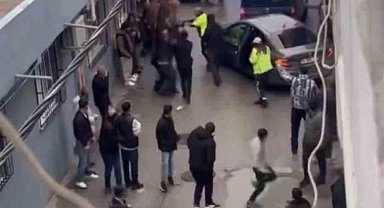 Polisten kaçan araç durduruldu, mahalleli şüphelileri kaçırdı