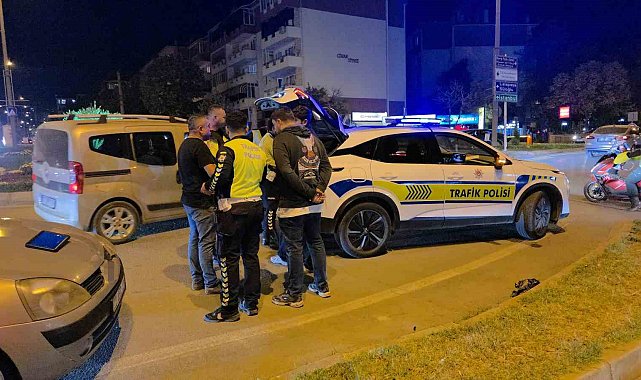 Polisten kaçan motosiklet sürücüsü otomobile çarptı