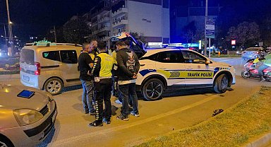 Polisten kaçan motosiklet sürücüsü otomobile çarptı