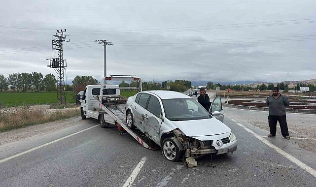 Refüje giren otomobil sürücüsü yaralandı