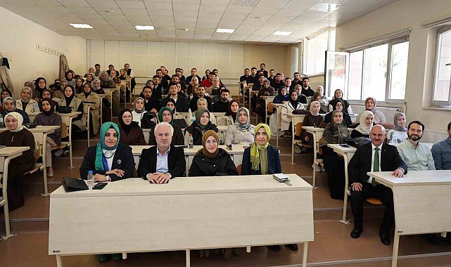 Rektör İlahiyat Fakültesi öğrencilerinin dersine konuk oldu