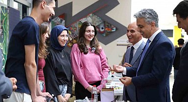 Rektör Kuyrukluyıldız, öğrenci kulüplerinin tanıtım stantlarını ziyaret etti