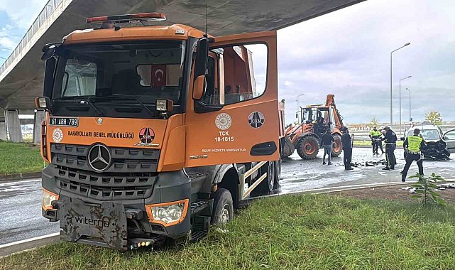 Rize'de Karayolları'na ait kamyonla çarpışan araçtaki baba ve kızı yaralandı