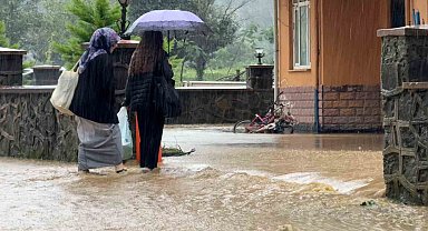 Rize'de şiddetli yağış etkili oluyor