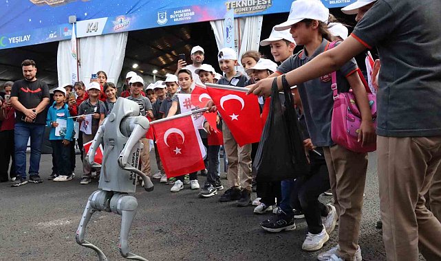Robot köpek çocukların ilgi odağı oldu