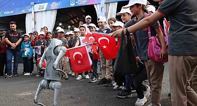 Robot köpek çocukların ilgi odağı oldu