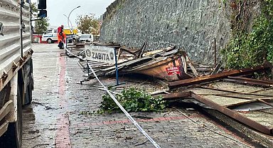 Rüzgar açık hava reklam tabelalarını yerle bir etti