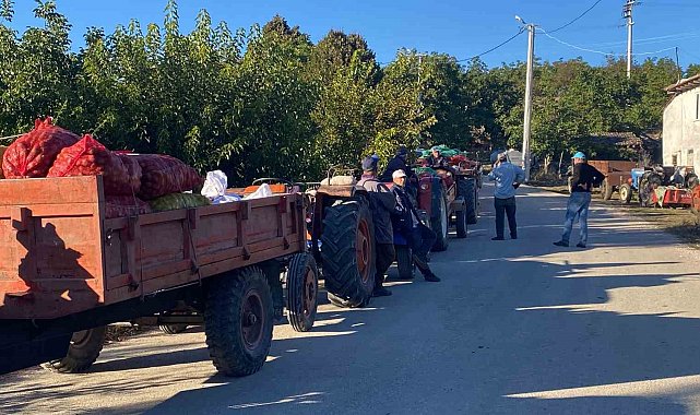 Sabahın ilk ışıklarında traktörleriyle uzun kuyruk oluşturuyorlar