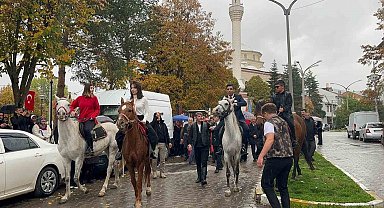 Sağanak yağış altında Cumhuriyet Bayramı'nı kutladılar