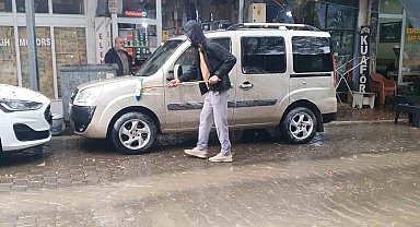 Sağanak yağışı fırsata çevirdi: Aracını yağmur altında yıkadı