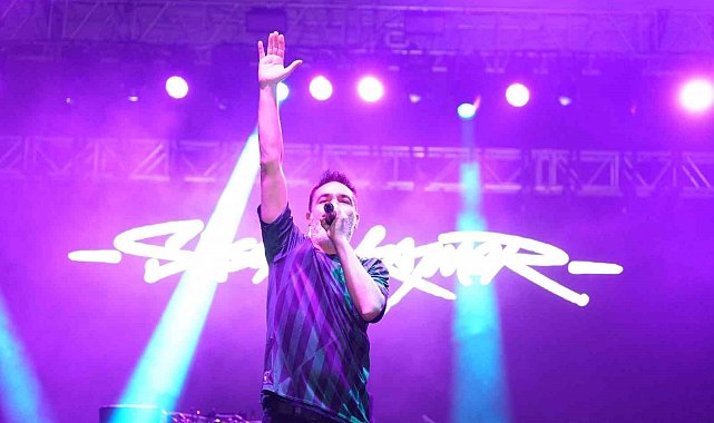 Sagopa Kajmer konserinde binlerce kişi yağmur altında Cumhuriyet coşkusunu yaşadı