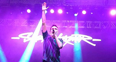 Sagopa Kajmer konserinde binlerce kişi yağmur altında Cumhuriyet coşkusunu yaşadı
