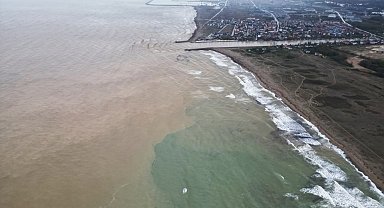 Sakarya Nehri, taşıdığı çamur ve sularla Karadeniz'in rengini değiştirdi