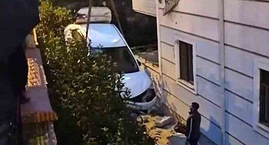 Sakarya'da kontrolden çıkan otomobil ikinci kattaki daireye çarptı