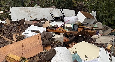 Sakarya'da sel ve heyelan bir evi yıktı, eşyalar çevreye savruldu