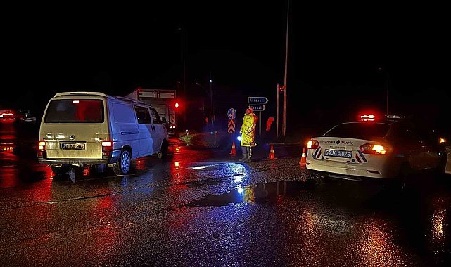 Sakarya'da şiddetli yağışta D-650'de ulaşım durdu, araçlar mahsur kaldı
