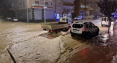 Sakarya'da yükseklerden inen sel suları ilçe merkezini esir aldı