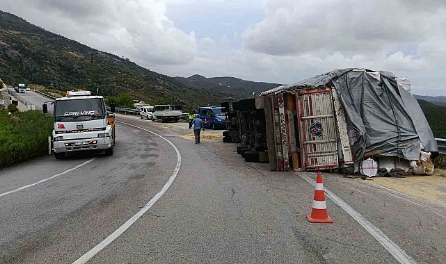 Saman balyası yüklü tır devrildi: 1 yaralı