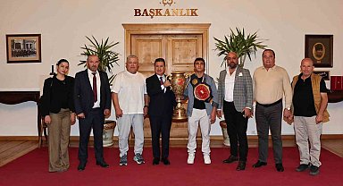 Şampiyon pehlivandan Başkan Aras'a ziyaret