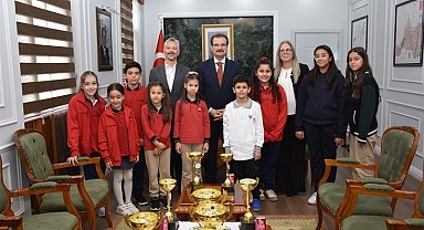 Şampiyonlar başarılarını Kaymakam Güldoğan ile paylaştı