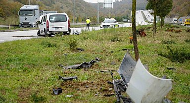 Samsun'da hafif ticari araç refüje çıktı: 3 yaralı