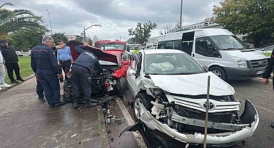 Samsun'da otomobiller kafa kafaya çarpıştı: 1'i ağır 2 yaralı
