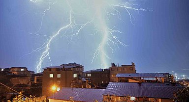 Samsun'da şimşekler geceyi gündüze çevirdi