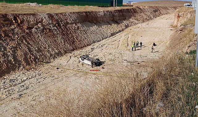 Şanlıurfa'da otomobil 15 metre yükseklikten çalışma yapılan yola uçtu: 1 ölü