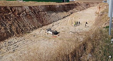 Şanlıurfa'da otomobil 15 metre yükseklikten çalışma yapılan yola uçtu: 1 ölü