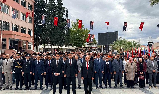Sarıgöl'de Cumhuriyet coşkusu çelenk töreniyle başladı