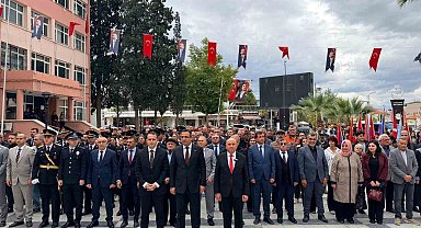 Sarıgöl'de Cumhuriyet coşkusu çelenk töreniyle başladı