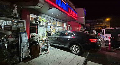 Sarıkamış'ta kontrolden çıkan otomobil iş yerine girdi