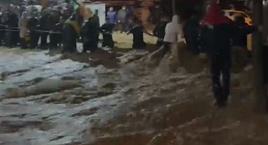 Sarıyer'de dere taştı, mahsur kalanlar halatlarla kurtarıldı