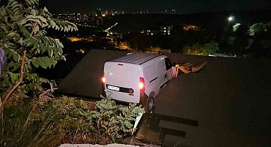Sarıyer'de kontrolden çıkan araç evin çatısına uçtu: 1 yaralı