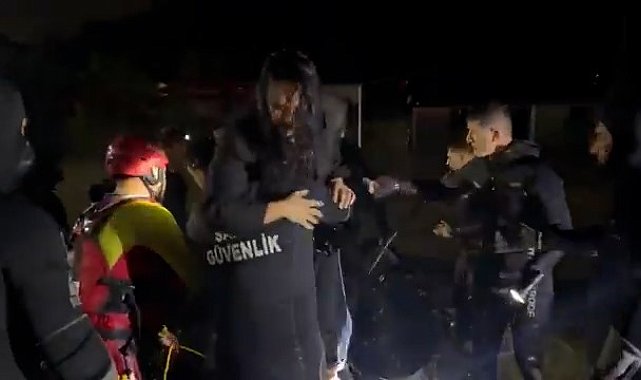 Sarıyer'de selde mahsur kalan oyuncu Demet Özdemir kurtarıldı