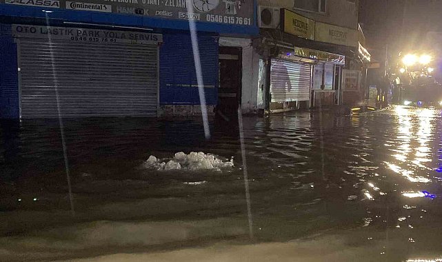 Sarıyer'de selde yolun karşısına geçmeye çalışırken düşen bir kişi hayatını kaybetti
